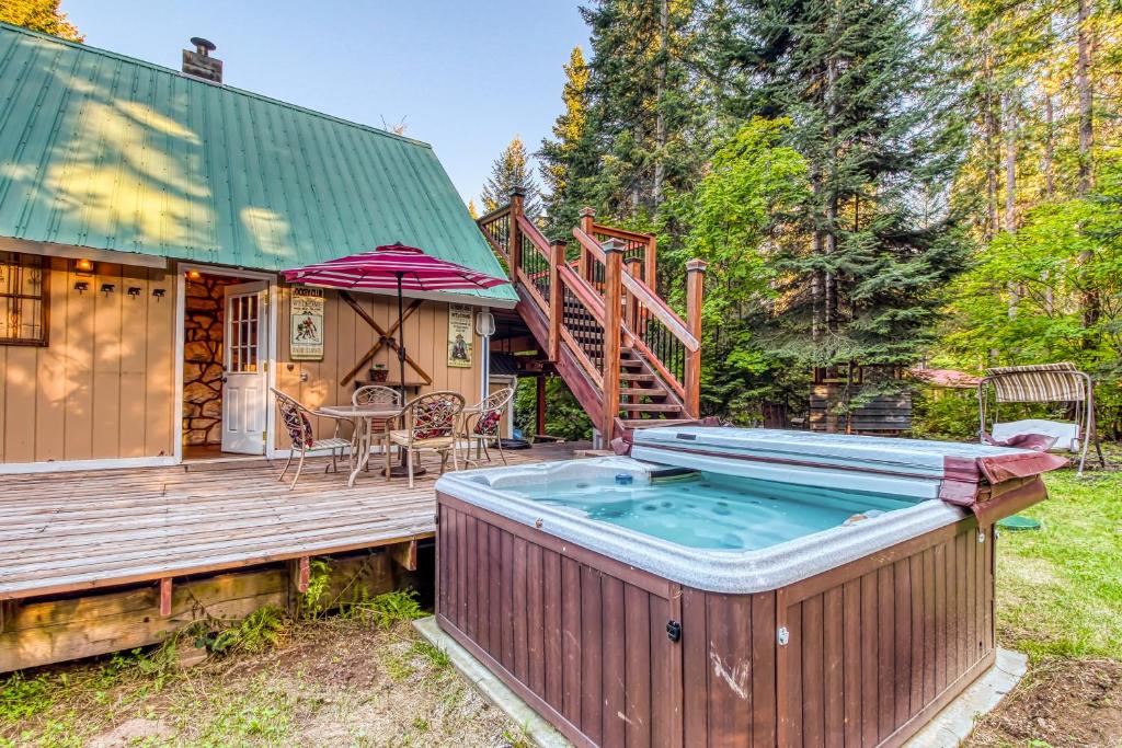Cozy Woodland Cottage W/ Two Decks And Private Hot Tub - Dogs Ok! - Plain, WA