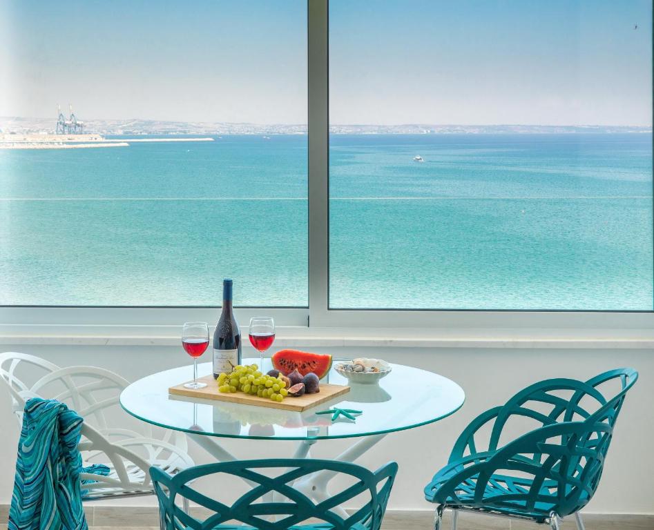Luxury Penthouse 1br-seafront-seasonal Pool-central - Larnaka