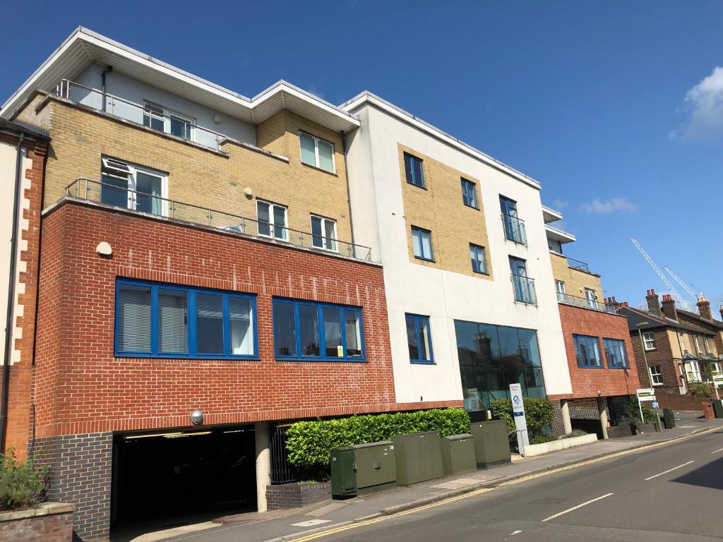 Blue Sky Apartments@ Abbots Yard, Guildford - Guildford