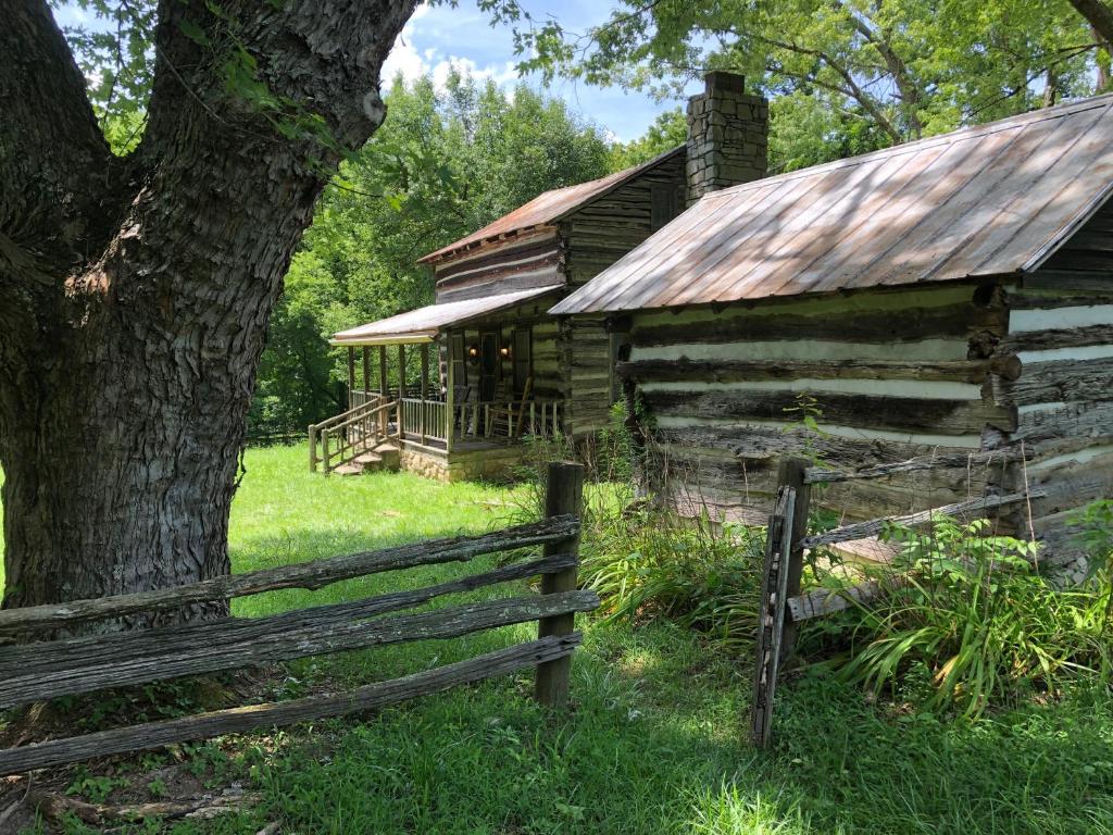 Smokey Mtn. Romantic Handcrafted Cabins - Tennessee
