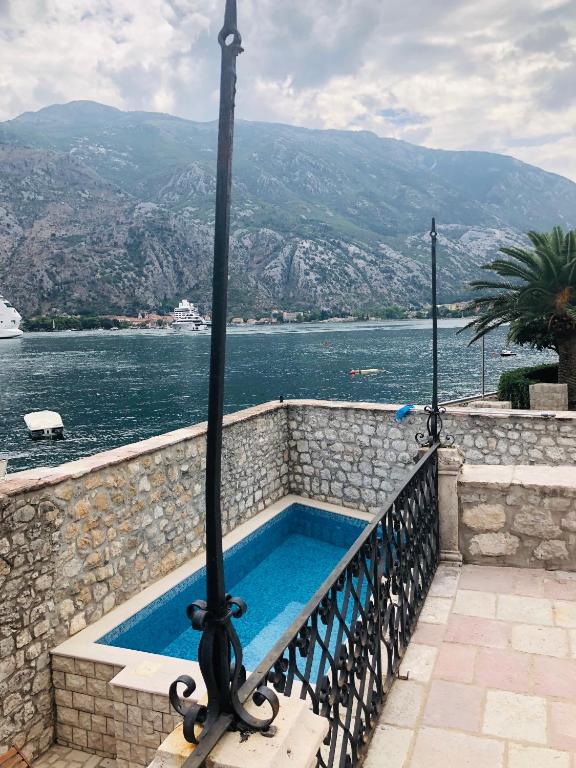 Luxury Waterfront Villa With Private Pool And Private Beach For 12 People - Kotor