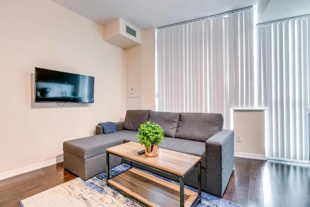*Free Parking -Stunning 2beds 1br By Waterfront - Toronto