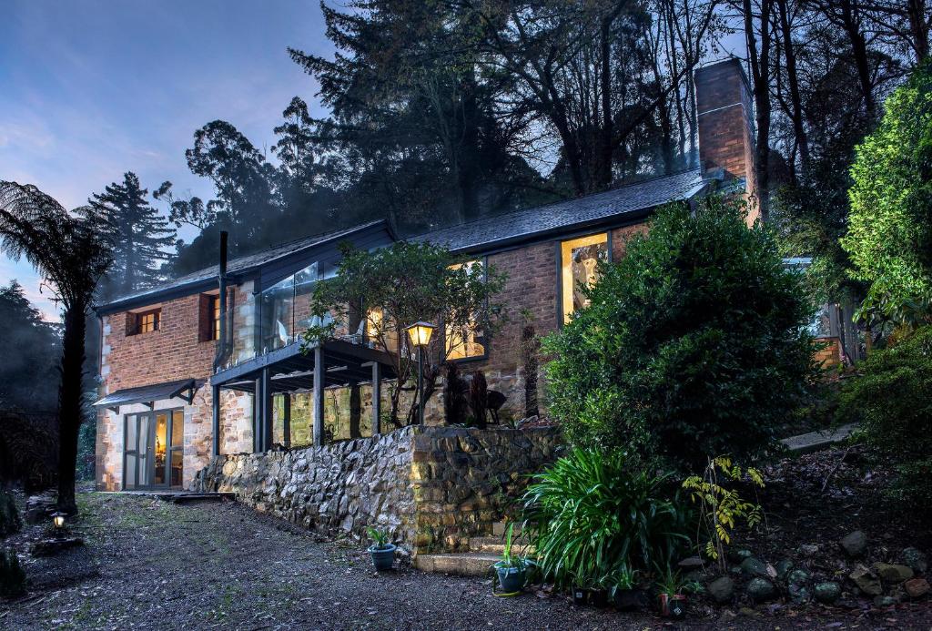 The Stone On The Hill - This Is A Contemporary 3 Bedroom Home With High Ceilings, A Coonara Log Fire And Central Heating. - Dandenong Ranges