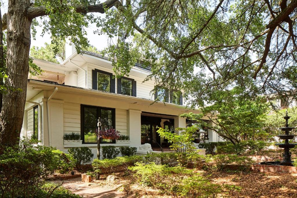Eden Brae: Historic Southern Gothic Mansion - Alabama