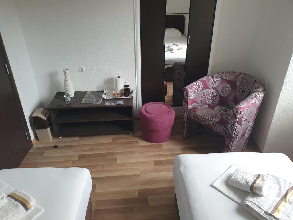 Nova Dvokrevetna Soba Sa Dva Odvojena Kreveta I Zajednickim Kupatilom - Kotor