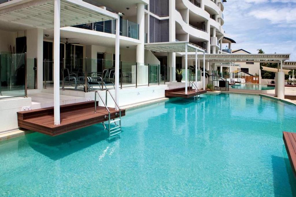 Luxury 2 Bedroom Deluxe Oceanfront Apartment - Cairns Airport