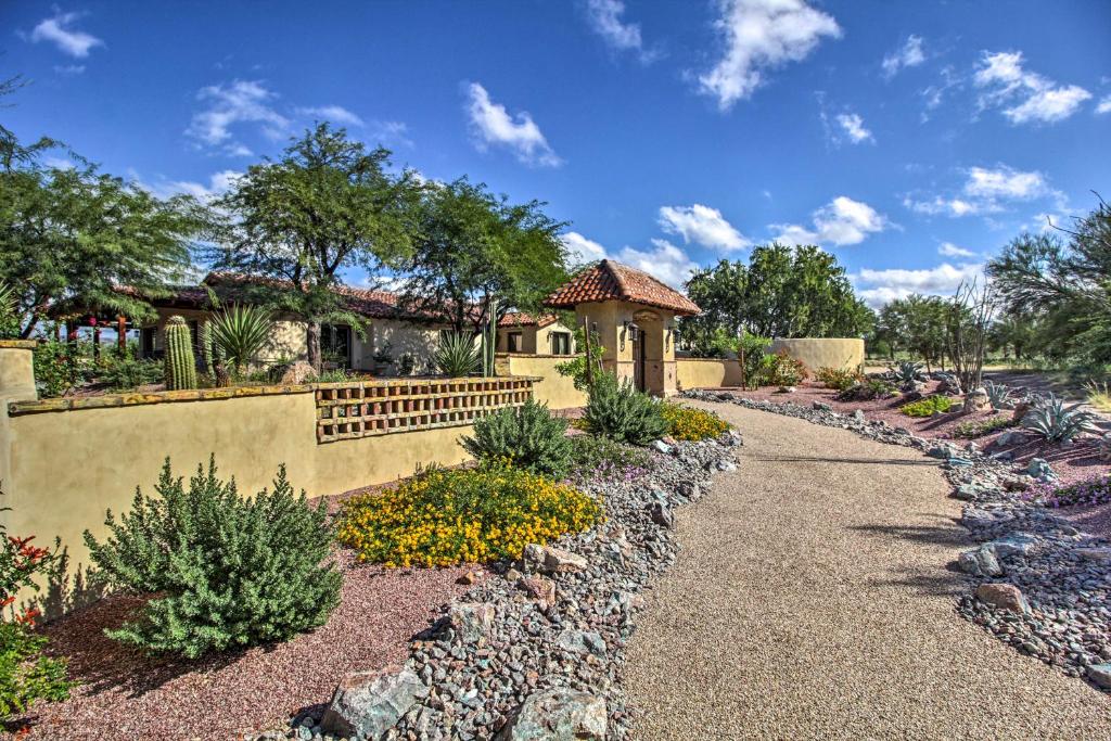 Luxe Tucson Vineyard Home With Views And Fire Pit - Marana, AZ