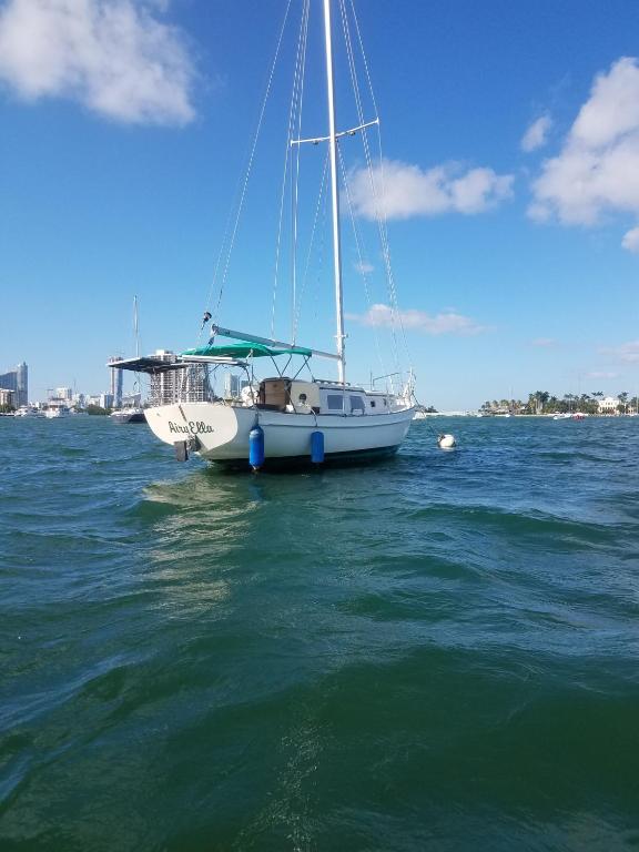 Classic Sailboat 30’ - South Beach, FL