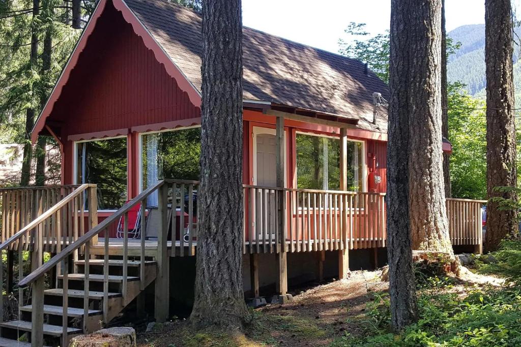This Cozy Little Red Cabin Is Nestled In The Foothills Of Mt - Ashford