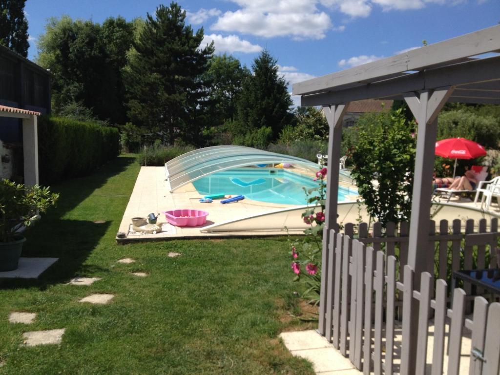Homerez - Studio For 3 Ppl. With Swimming-pool And Garden At Saint-jean-d'angély - Saint-Jean-d'Angély