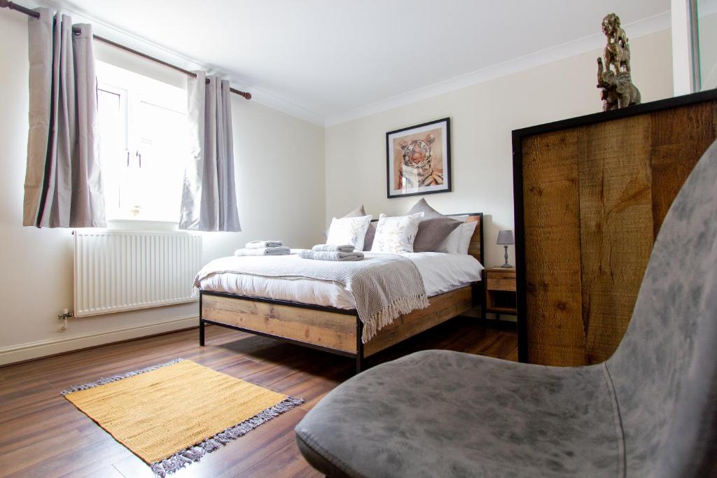 A Chic and Stylish Canal Side Apartment with Terrace, Central to the City - Chester, UK
