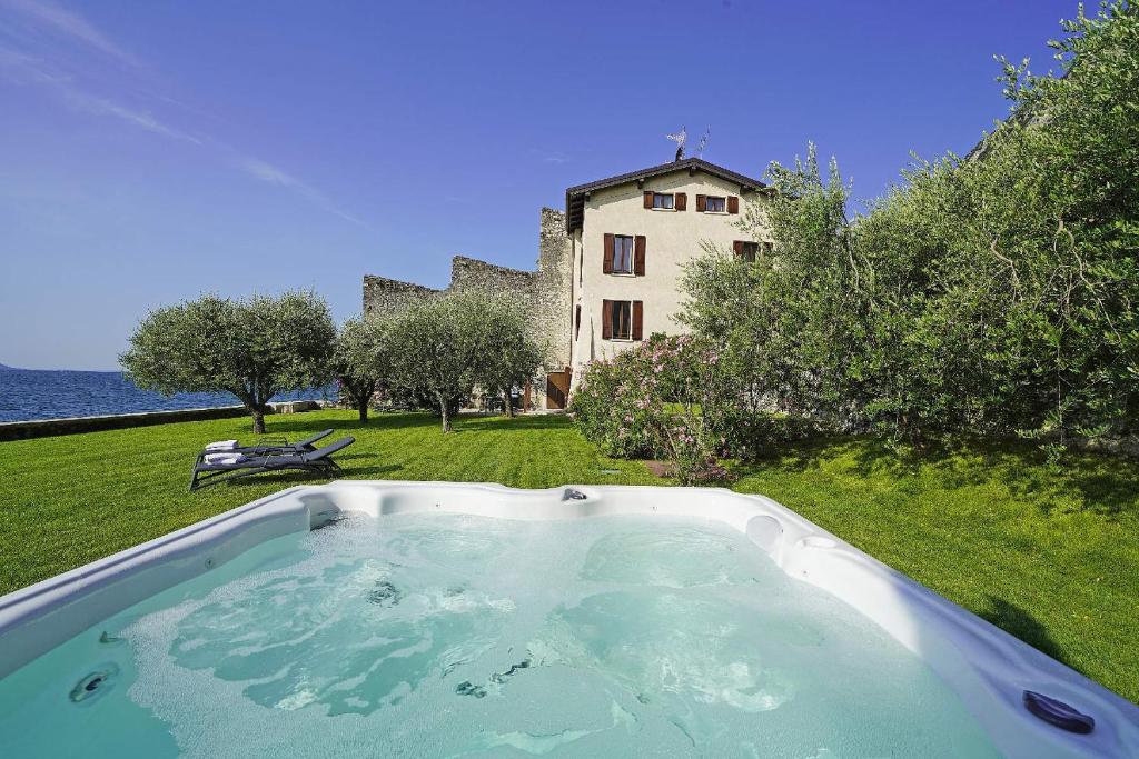 Villa Victoria: Luxury Waterfront Villa With Splendid Views - San Zeno di Montagna