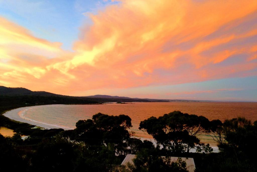 Dolphin Lookout Cottage - Amazing Views Of The Bay Of Fires - Saint Helens