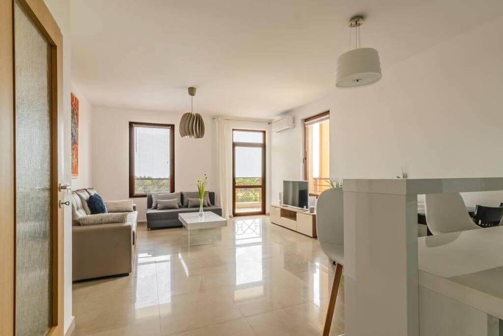 Lighthouse Golf & Spa, 2 Bedroom Apartment Pool View By Deluxe Stay - Balchik