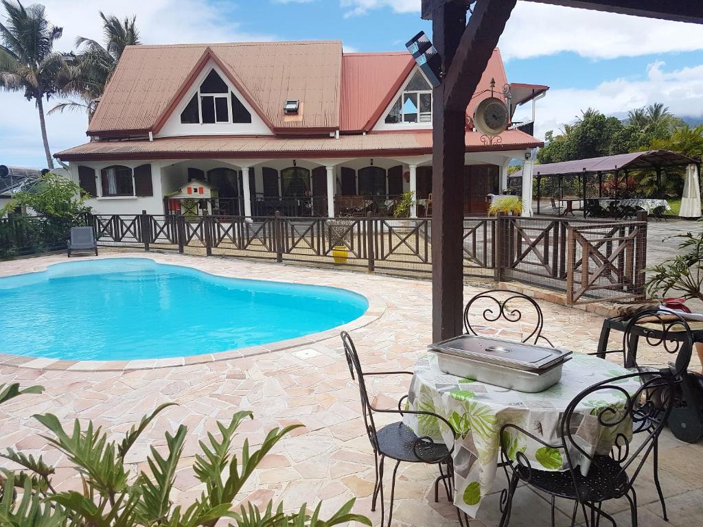 Homerez - Big Villa 5 Km Away From The Beach For 25 Ppl. With Swimming-pool - Réunion
