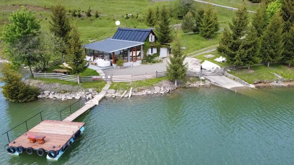 Traditional Casa Pescarului langa lac cu ponton - Județul Bistrița-Năsăud