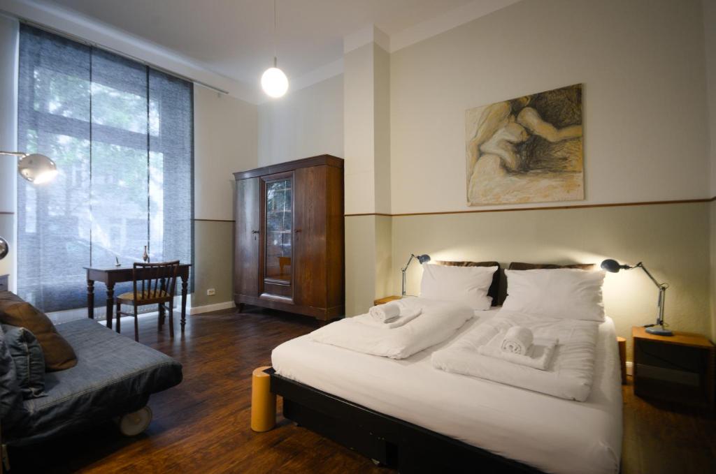 Large Apartment W/ 3 Bedrooms, 3 Baths, Living Room, Large Kitchen + 2 Entrances - Berlin