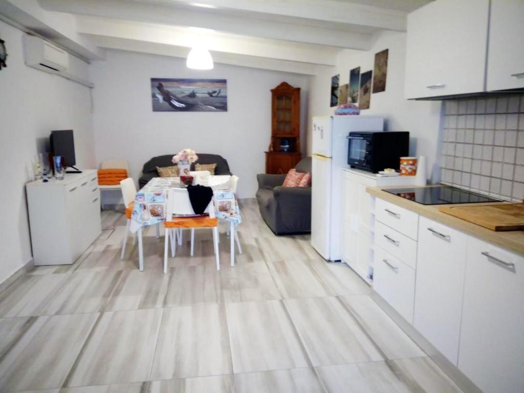 2 Bedrooms House With Sea View And Furnished Garden At Vasto 4 Km Away From The Beach - バスト