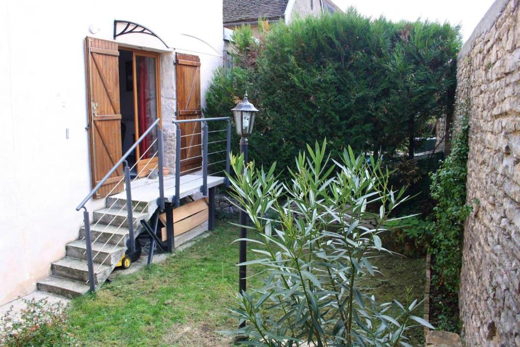 Homerez - Spacious House For 6 Ppl. With Garden At Nuits-saint-georges - Nuits-Saint-Georges