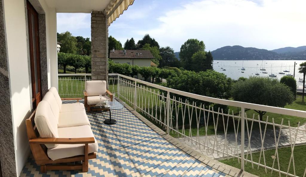 4 Bedrooms Villa At Ranco 100 M Away From The Beach With Lake View Private Pool And Enclosed Garden - Provincia di Varese