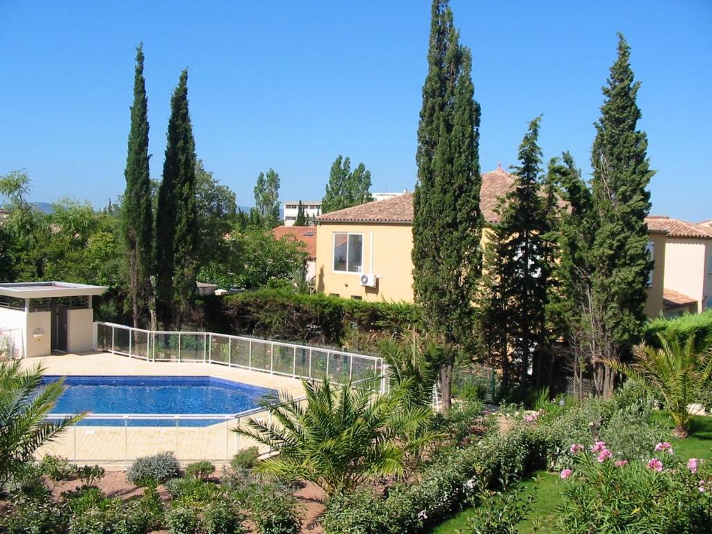 Apartment with 2 bedrooms in Frejus with shared pool furnished terrace and WiFi 800 m from the beach - Fréjus