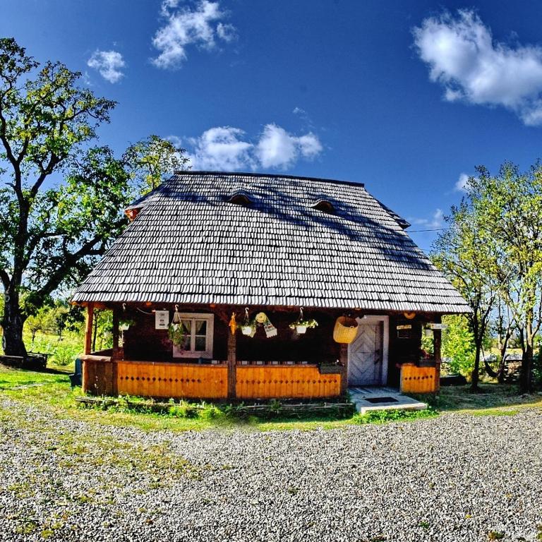 Complex Traditional Casa Din Vale Breb - Romanya
