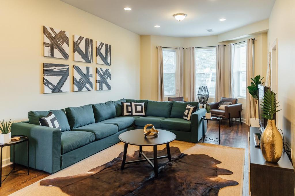 Spacious and Airy Apartment for Big Groups! - Chicago, IL