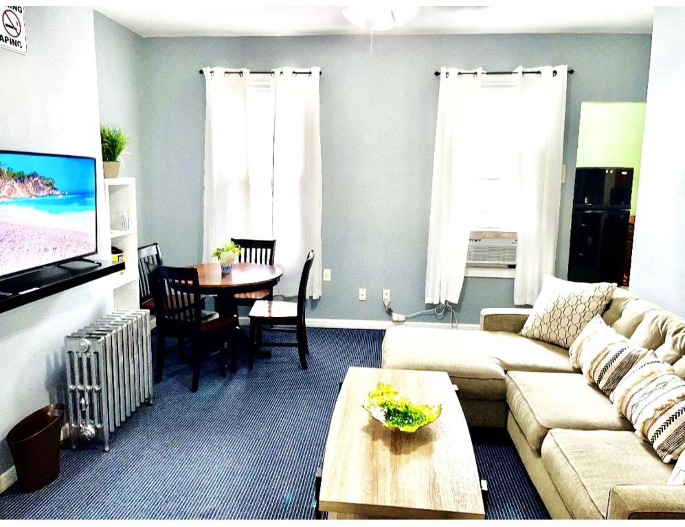 3 Bedrooms 1 Bath Apt, 10 Min To Manhattan! - Crown Heights, NY
