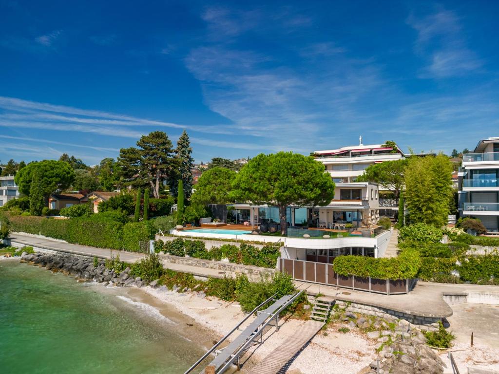 Luxurious 4-bedroom Villa On The Shores Of Geneva Lake By Guestlee - Lausana