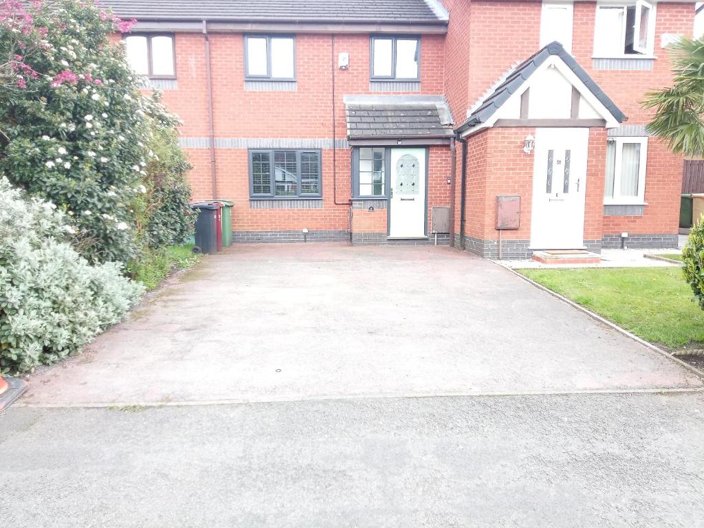 Beautiful 2-bed House In Bolton With Free Parking - Lancashire