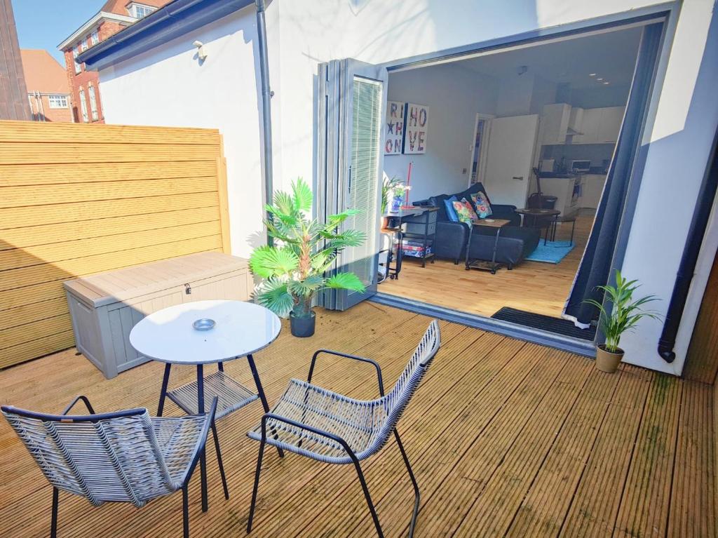 Stylish Central 2 Bed Private Patio And Parking - Hove