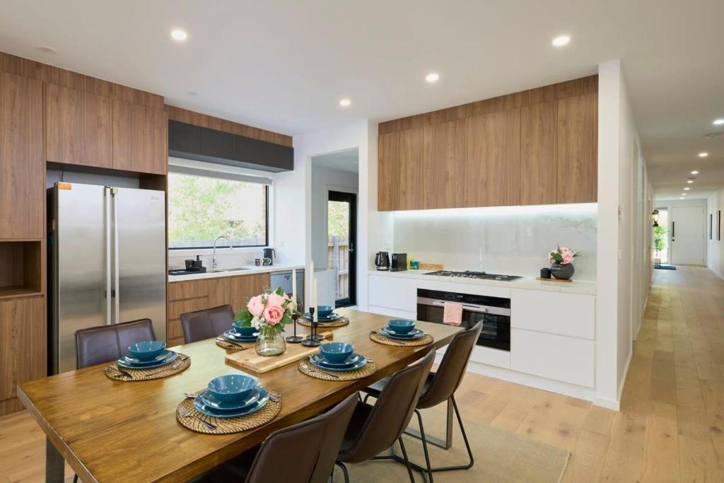 5 Bedroom 5 Bathroom Townhouse With Aircon - Melbourne