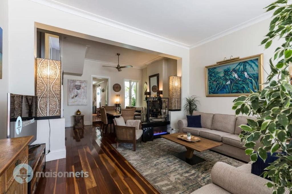 3 Bedroom House With Large Courtyard & City Views - Mosman
