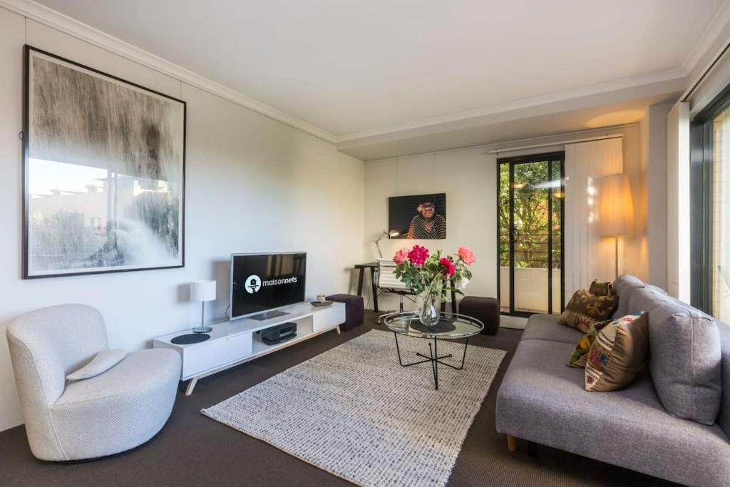 1 Bedroom Apt With Parking Pool And Gym - Surry Hills