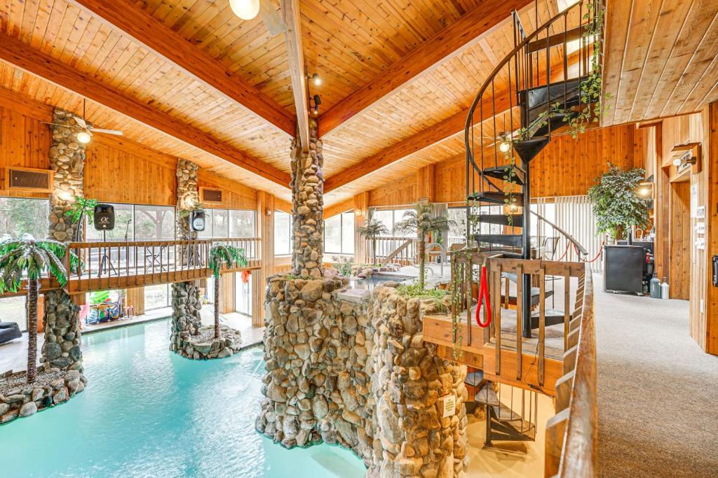 Bloomfield Retreat With Indoor Pool And Tennis Court! - Pontiac, MI