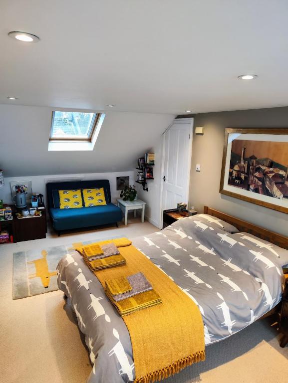 Large Light Loft Room - En Suite - Brighton Marina