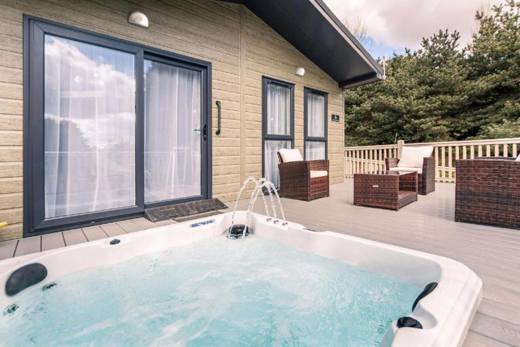 Ashworth Lodge With Hot Tub - Pocklington