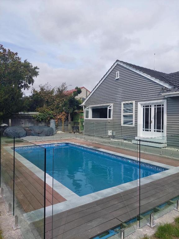 House With A Heated Pool - Christchurch