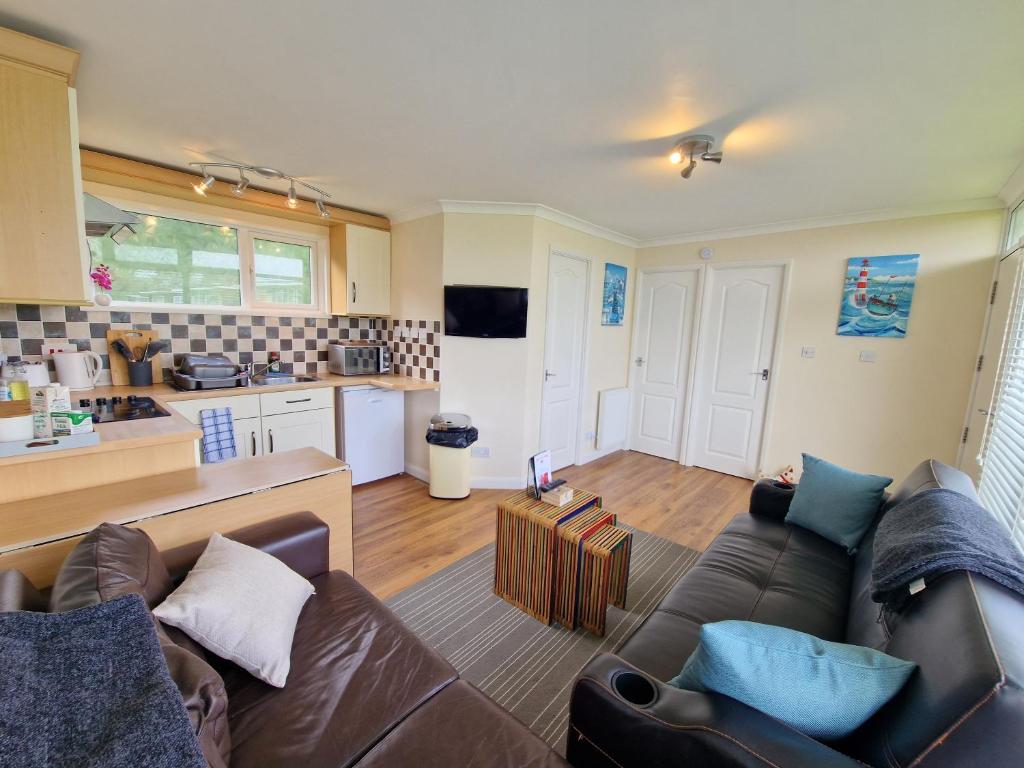 Broadside Holiday Chalet, Norfolk Broads & Beaches, Pets Go Free - Horning
