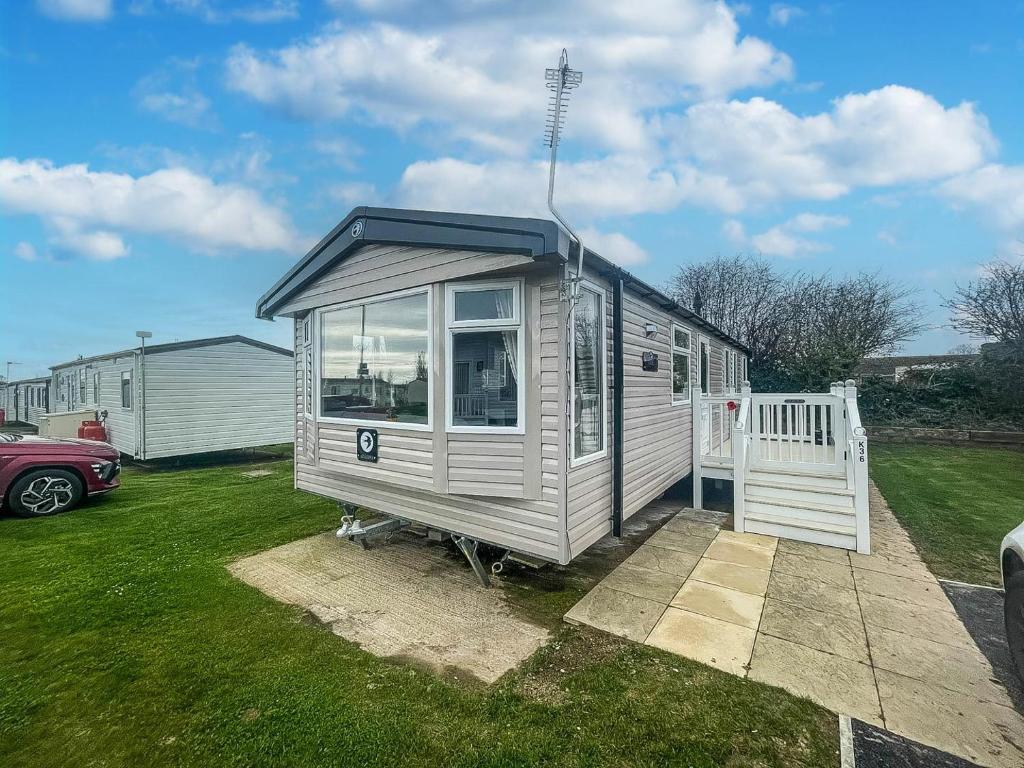 Beautiful Caravan With Decking On A Lovely Holiday Park, Ref 50036k - Hemsby