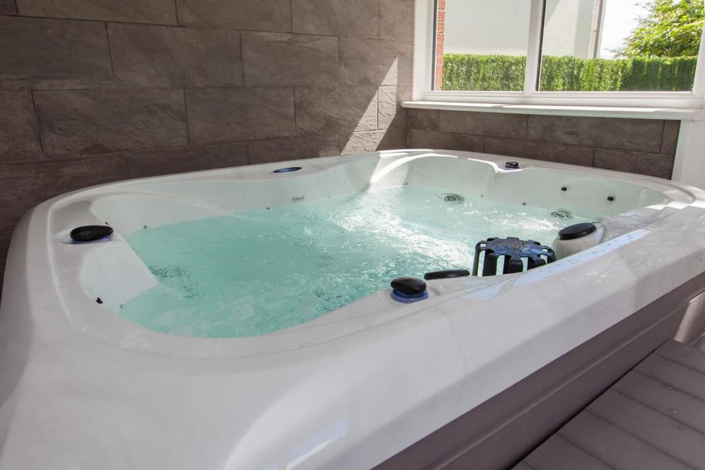 Luxe Arthurs Seat View Townhouse With Hot Tub - Edinburgh