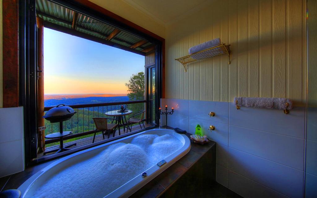 Montville Lodge With Ocean Views - "At Remingtons" - Montville