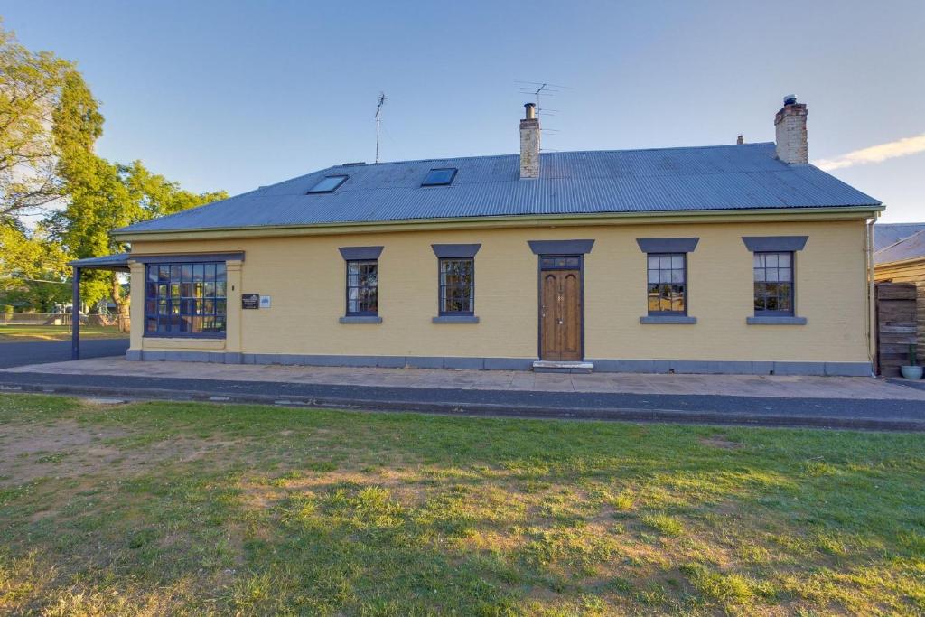 1837 Cottage With Modern Comfort - Tasmania