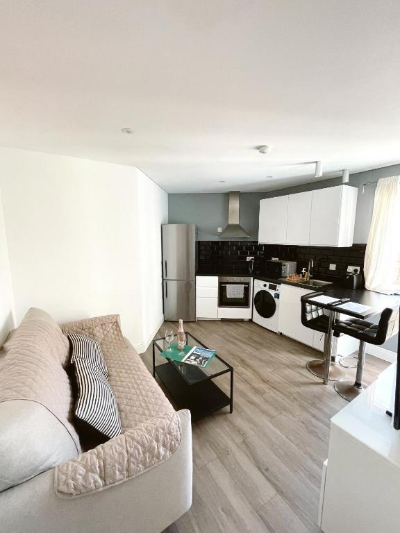 Modern City Centre Two Bedroom Windsor Apartment - Grand Central House - ジブラルタル