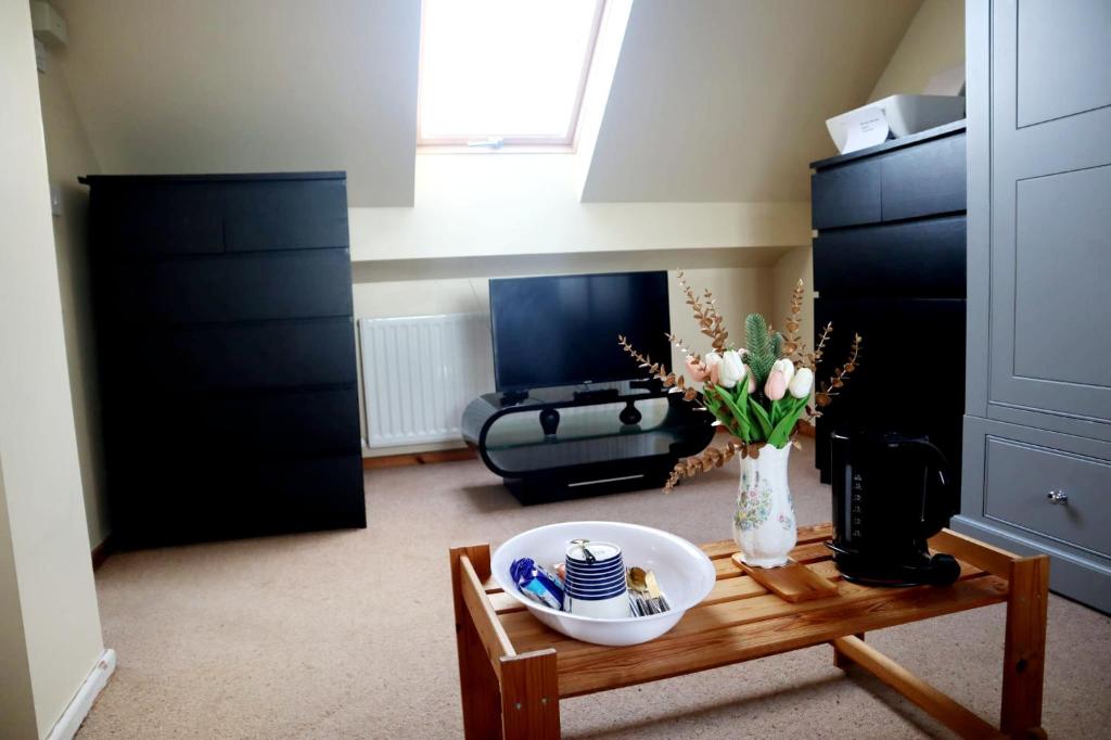 Ensuite Spare Room In Family Home Dudley - Wolverhampton
