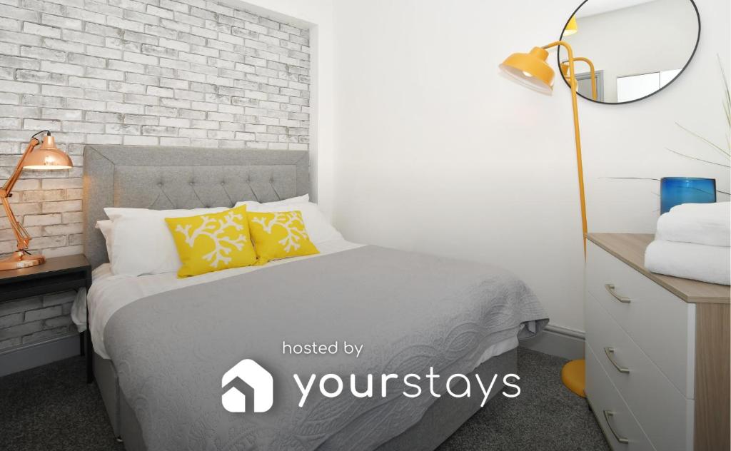 Mars House By Yourstays, 3 Bed House With 3 Bathrooms, City Location, Near The Peak District, Book Now! - Stoke-on-Trent