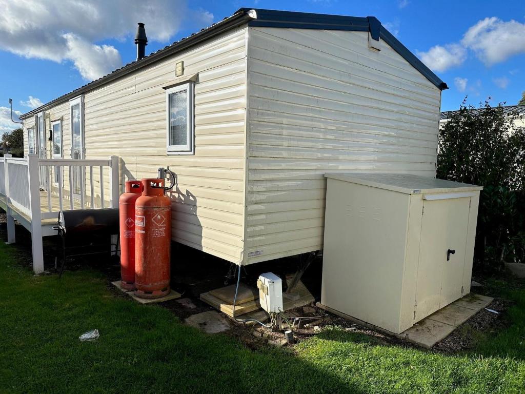 Great Caravan With Wifi And Decking At Dovercourt Holiday Park Ref 44006c - Harwich