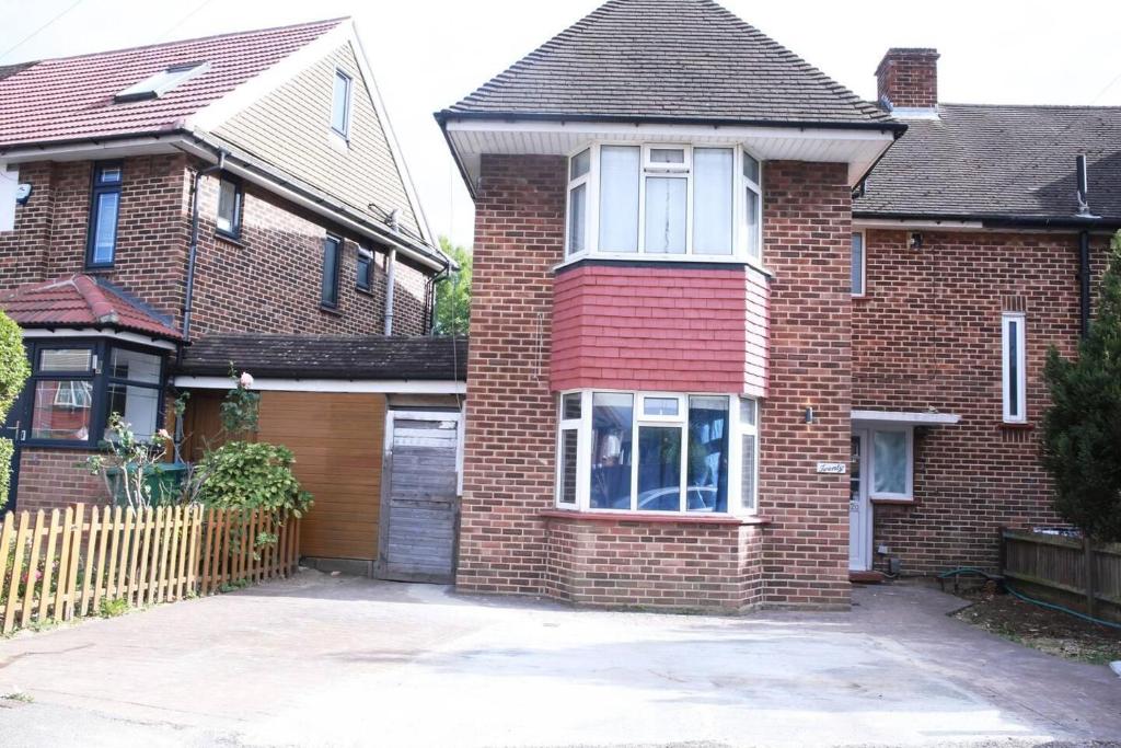 Superb 1-bed Apartment In Harrow - Hayes