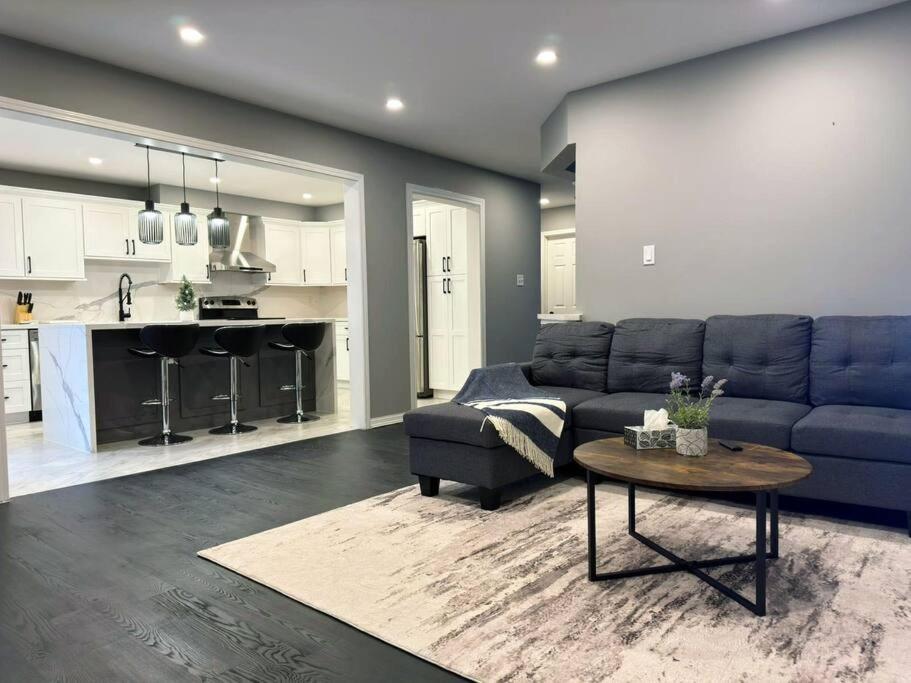 Spacious + Minimalistic Home In Whitby - Ajax