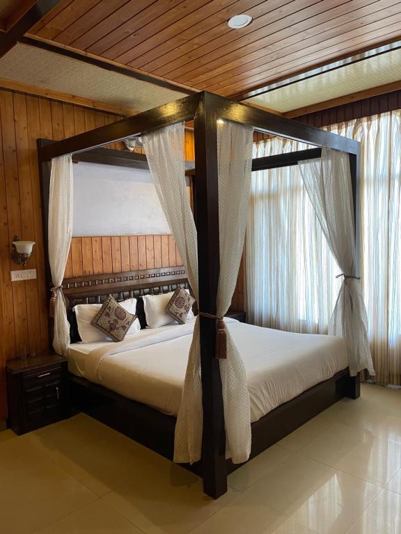 Rustic Villa, Hotel & Restaurant - Luxury Rooms Available - Kalka